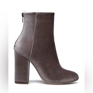 NWT ShoeDazzle Women’s Nakita Bootie in Taupe
